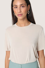 Lade das Bild in den Galerie-Viewer, T-Shirt Columbine - Soaked in Luxury