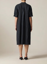 Lade das Bild in den Galerie-Viewer, Leinenkleid in Black - Maerz München