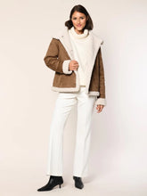Lade das Bild in den Galerie-Viewer, Lammfellimitat Jacke - White Label