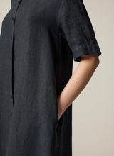 Lade das Bild in den Galerie-Viewer, Leinenkleid in Black - Maerz München