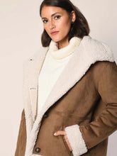 Lade das Bild in den Galerie-Viewer, Lammfellimitat Jacke - White Label