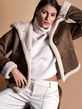 Lade das Bild in den Galerie-Viewer, Lammfellimitat Jacke - White Label