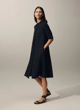 Lade das Bild in den Galerie-Viewer, Leinenkleid in Black - Maerz München