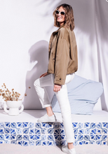 Lade das Bild in den Galerie-Viewer, Leichte Jacke White Label