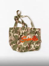 Lade das Bild in den Galerie-Viewer, Tasche Camouflage "Smile"