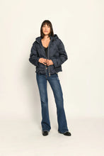 Lade das Bild in den Galerie-Viewer, Wattierte Winterjacke - White Label