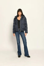 Lade das Bild in den Galerie-Viewer, Wattierte Winterjacke - White Label