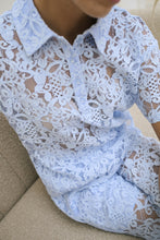 Lade das Bild in den Galerie-Viewer, Spitzenbluse Lacy - Kaffe
