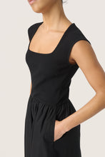 Lade das Bild in den Galerie-Viewer, Kleid Simon - Soaked in Luxury
