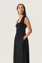 Lade das Bild in den Galerie-Viewer, Kleid Simon - Soaked in Luxury

