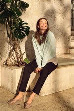 Lade das Bild in den Galerie-Viewer, V-Pullover Moira - Saint Tropez
