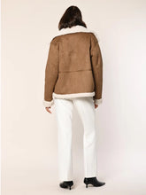 Lade das Bild in den Galerie-Viewer, Lammfellimitat Jacke - White Label
