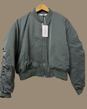 Lade das Bild in den Galerie-Viewer, Bomberjacke Onesize - Choice
